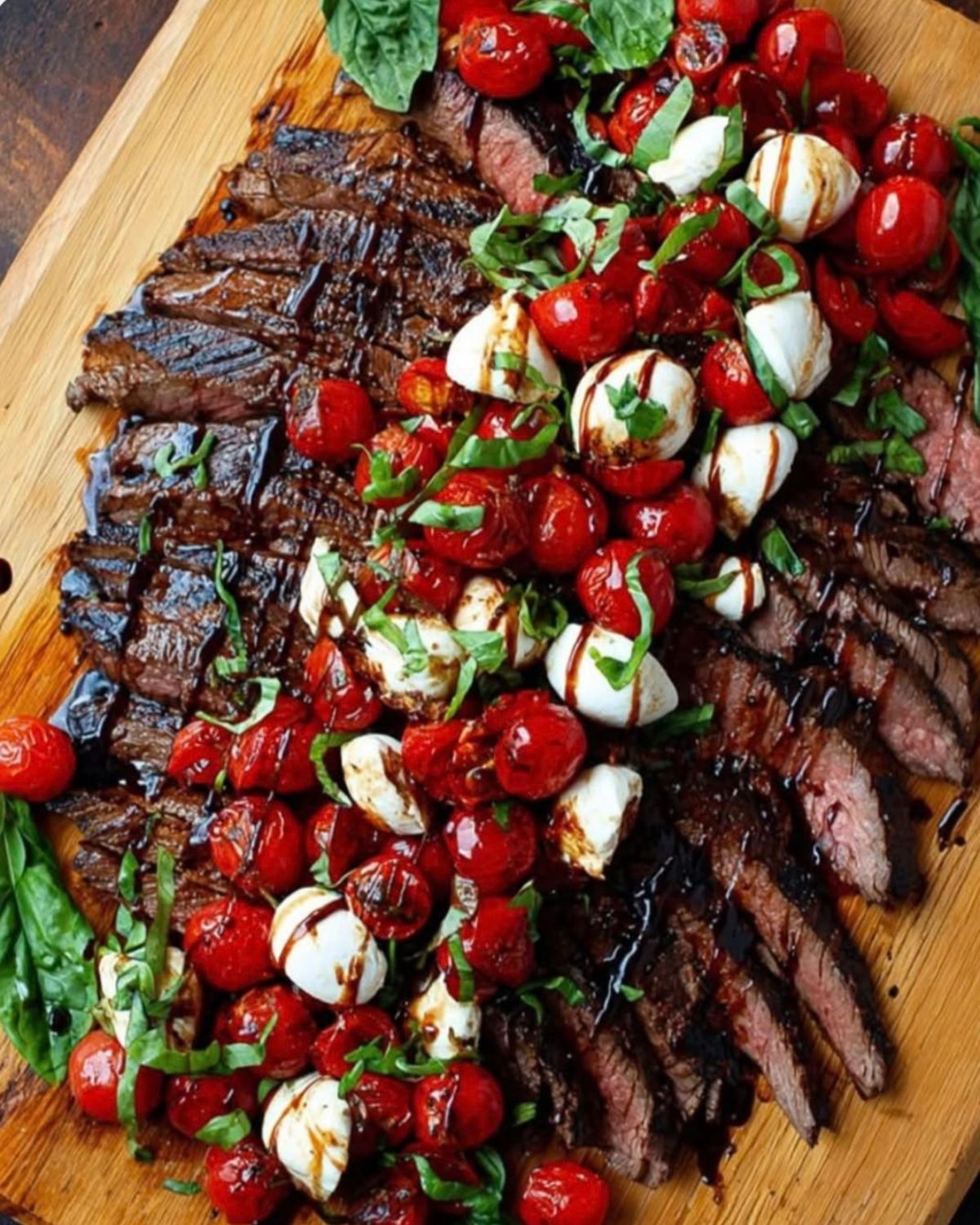 Bocados de carne con tomate y mozzarella preparados por el catering