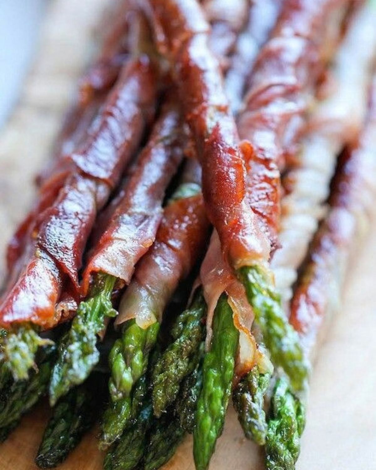 Aperitivo de espárragos presentado en un catering para eventos
