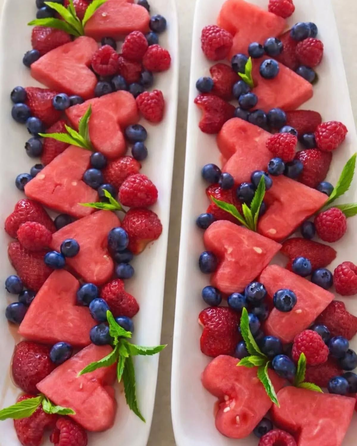 Selección de fruta fresca en el buffet de una celebración